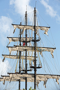 蓝天背景下巨大帆船的桅杆和风帆