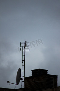 电视 arial 天线和卫星盘在大厦