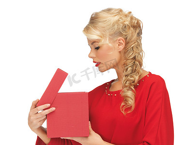 穿着红色连衣裙、打开礼盒的可爱女人