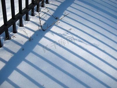 雪地上的栅栏阴影