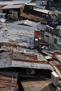 混乱家居摄影照片_老房子的金属屋顶