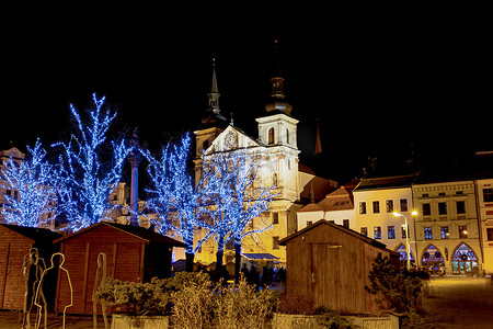 圣诞节装饰的小镇在夜伊赫拉瓦
