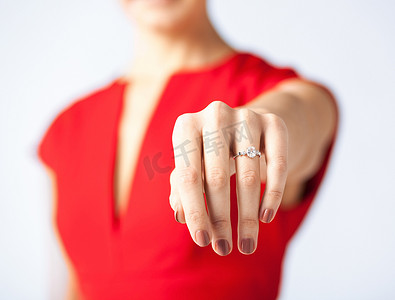 女人手上拿着结婚戒指
