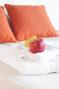 大气首页摄影照片_躺在床上的苹果和梨