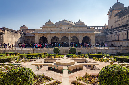 印度斋浦尔 — 2014 年 12 月 29 日：游客参观琥珀堡的苏赫尼瓦斯第三庭院