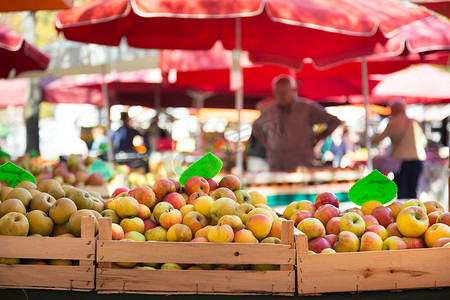 水果市场摊位。