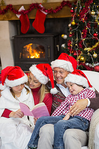 幸福的家庭在圣诞节读书