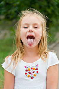 五六七摄影照片_伸出舌头的可爱女孩
