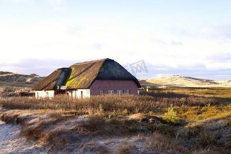 茅草瓦摄影照片_茅草屋顶的房子