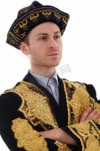 典型的哈萨克人礼服的年轻英俊的人