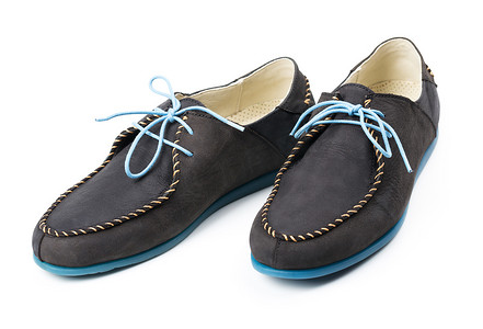黑色男式皮乐福鞋，鞋底为蓝色，白色系带