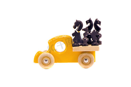 复古木制汽车玩具与白色隔离的马象棋组