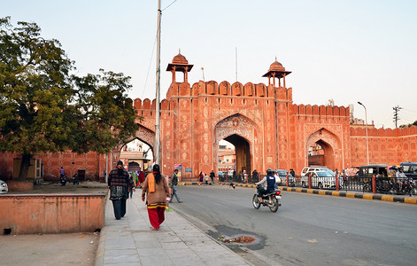 印度斋浦尔-2014 年 12 月 29 日：人们参观印度斋浦尔的 Sanganeri 门