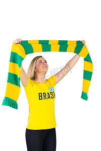 身穿巴西 T 恤的兴奋球迷