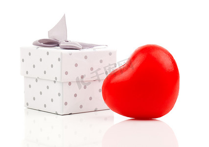 木质小盒子摄影照片_带礼品盒的红心，白色木质背景