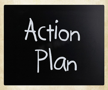 行动计划摄影照片_黑板上用白色粉笔手写的“行动计划”
