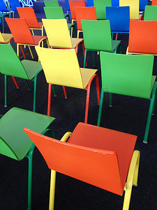 各种风格摄影照片_各种颜色的椅子