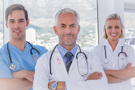一组医生和护士站在一起的合成图像
