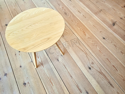简约首页设计摄影照片_在木地板上的简单的圆桌