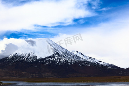 智利北部的 Parinacota 火山和 Chungara 湖