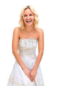 白背上穿着婚纱的金发女孩开心地笑着
