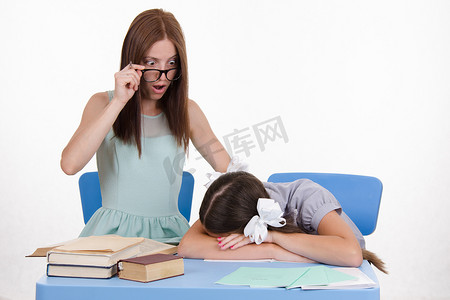 学员在老师面前睡着了