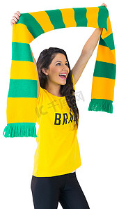 t恤女摄影照片_身穿巴西 T 恤的兴奋球迷