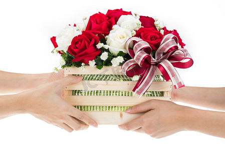 送花的手摄影照片_手送红白玫瑰花篮