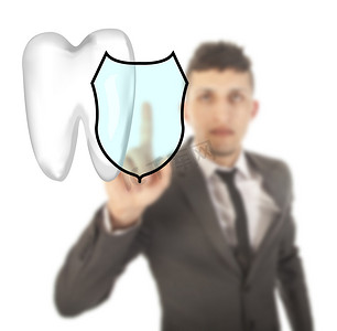 牙科卡通牙齿摄影照片_白色背景中带有牙盾符号的年轻人