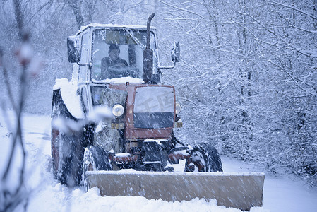 拖拉机从大雪中的雪中清洁道路