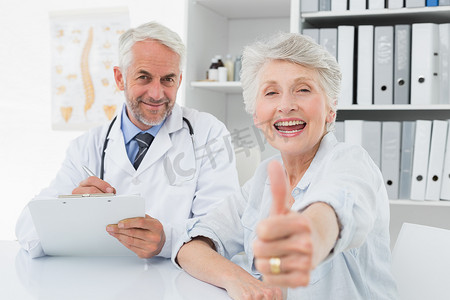 快乐的老年病人对医生竖起大拇指