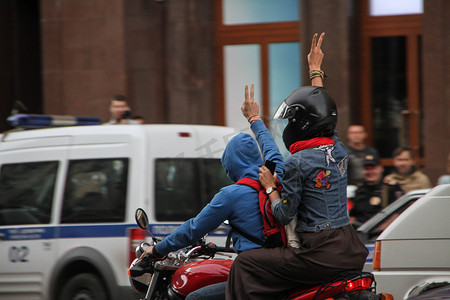 支持反对派政治家阿列克谢·纳瓦尔尼的摩托车手