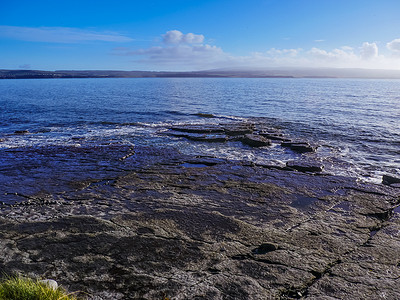 自然冲击摄影照片_海浪冲击线冲击海滩上的岩石