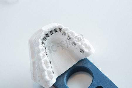在白色的牙科下颌托架模型