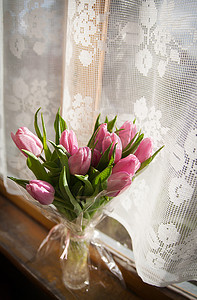 窗边花瓶里的美丽花朵