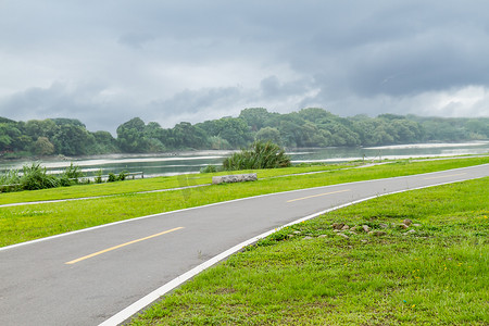 河边慢跑和自行车道