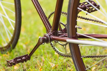 刹车踏板摄影照片_草地上的时尚自行车