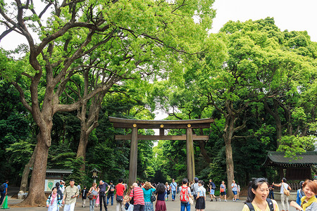 日本-2014 年 5 月 25 日，许多人穿过日本古庙区的牌坊（门）