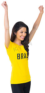 身穿巴西 T 恤的兴奋球迷