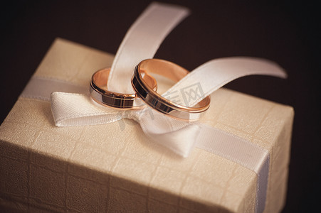 白色蝴蝶结上的两个结婚戒指