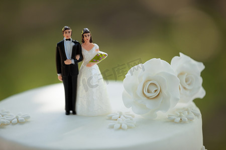 婚礼蛋糕上的情侣雕像特写