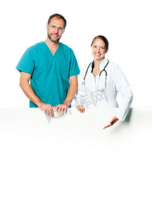 医院健康海报摄影照片_拿着空白板的医生