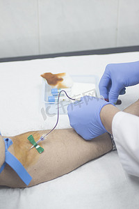 护士和男病人献血