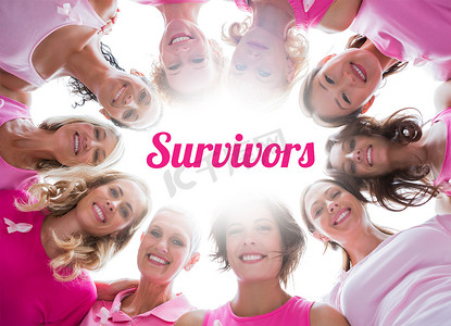 穿粉色衣服的女人摄影照片_一群因患乳腺癌而身穿粉色衣服的快乐女性围成一圈