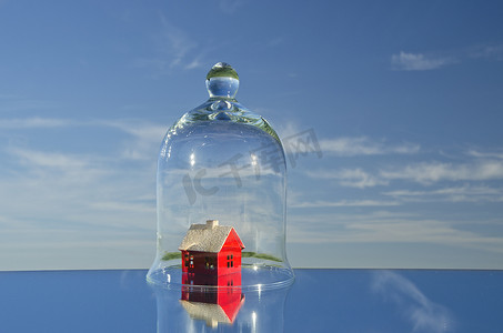 空间镜子上玻璃钟中的小红房子模型