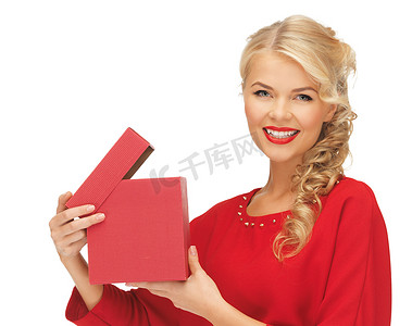 礼盒打开惊喜摄影照片_穿着红色连衣裙、打开礼盒的可爱女人