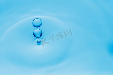 蓝色水滴背景摄影照片_蓝色水滴背景