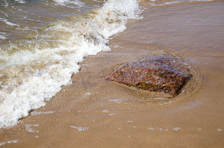 沙滩上的石头和海浪