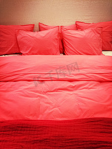 带红色浪漫床单的床