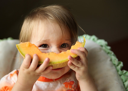 流口水的孩子摄影照片_宝宝吃水果